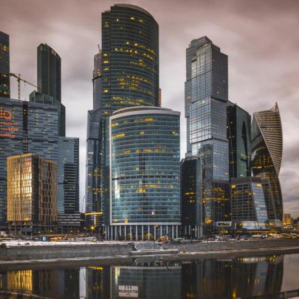 Кому мешают жить рекламные LED-панели низкого качества? И это не бабушки на скамейке.